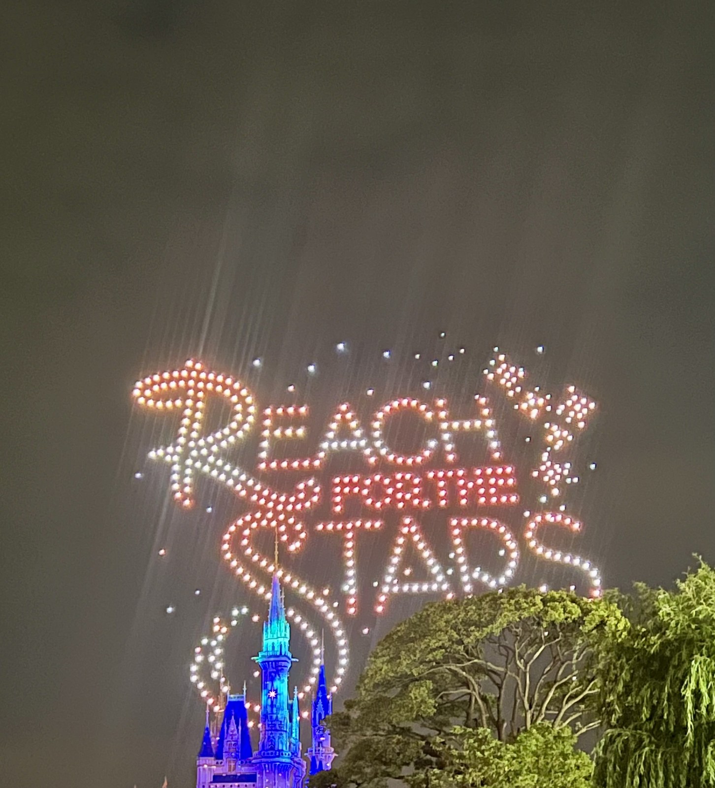 東京ディズニーランド初のドローン演出「Reach for the Stars: Everlasting Dreams」